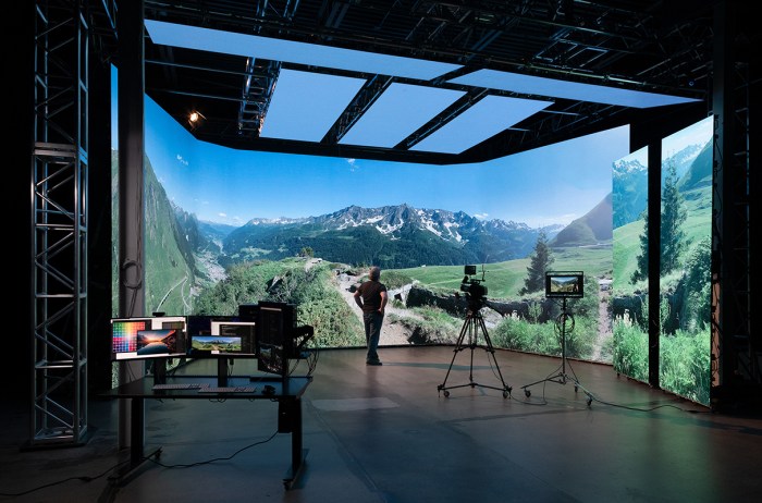 Virtual Reality (VR)