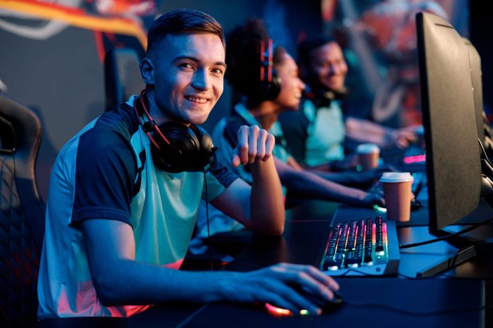 Build the Best Multi-Monitor Setups for Gaming and StreamingBuild the ... Gaming laptops under 00